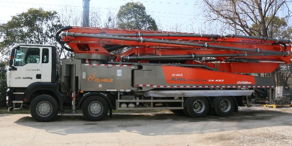 泵車發(fā)動(dòng)機(jī)首次使用后及時(shí)更換機(jī)油